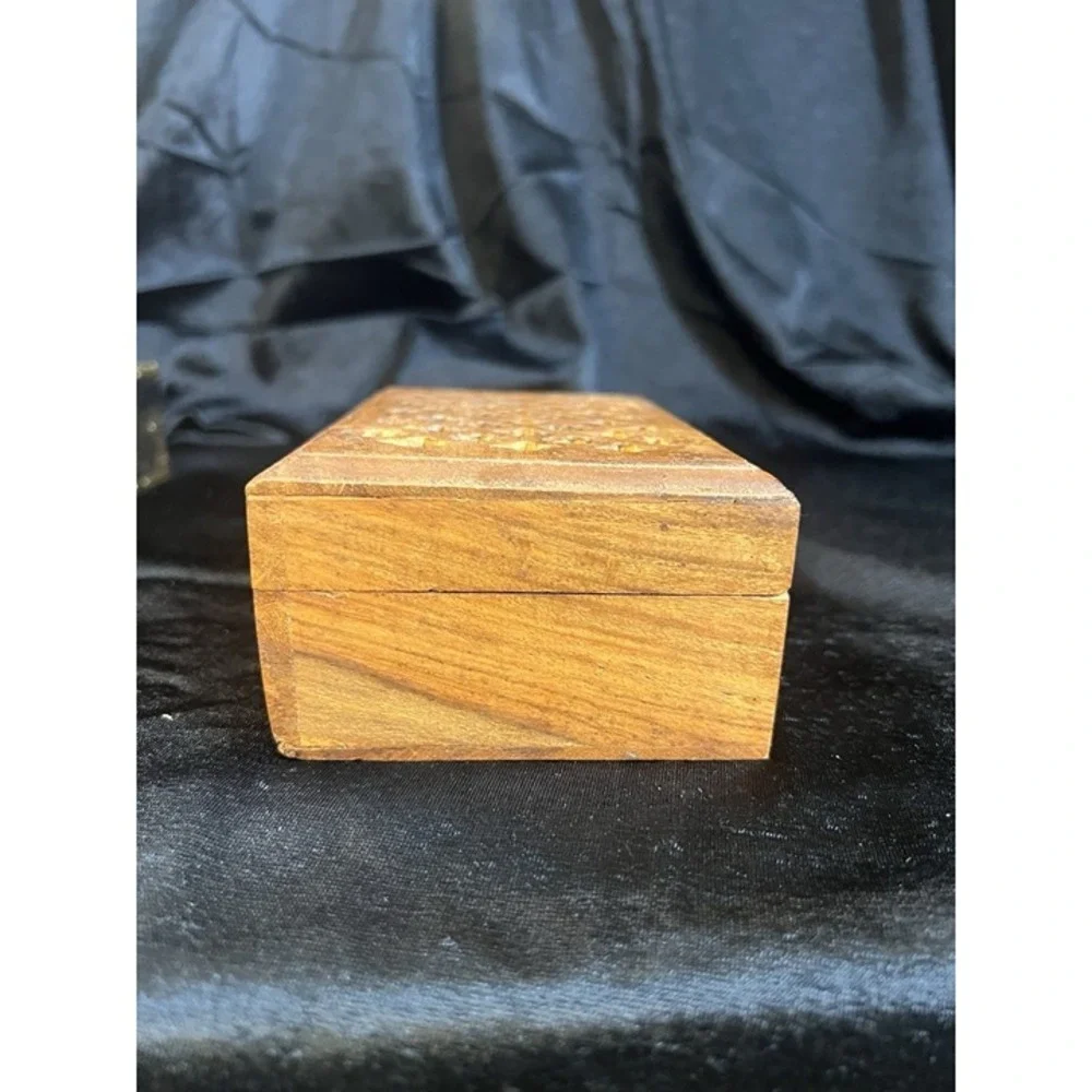 VTG PIERCED WOOD TRINKET BOX 6 x‎ 4 x 2.5 (2191)